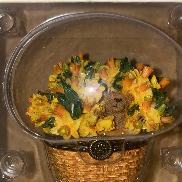 Vintage Beary Blossoms March Floral Basket - Picture 2 of 4